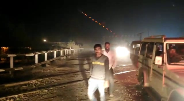 railway gate open and train come