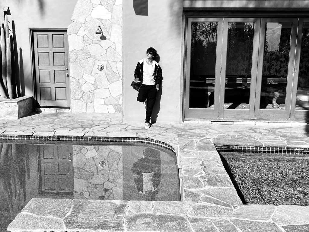shah rukh khan share his Los Angeles villa photo