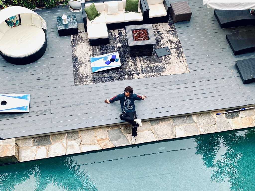 shah rukh khan share his Los Angeles villa photo