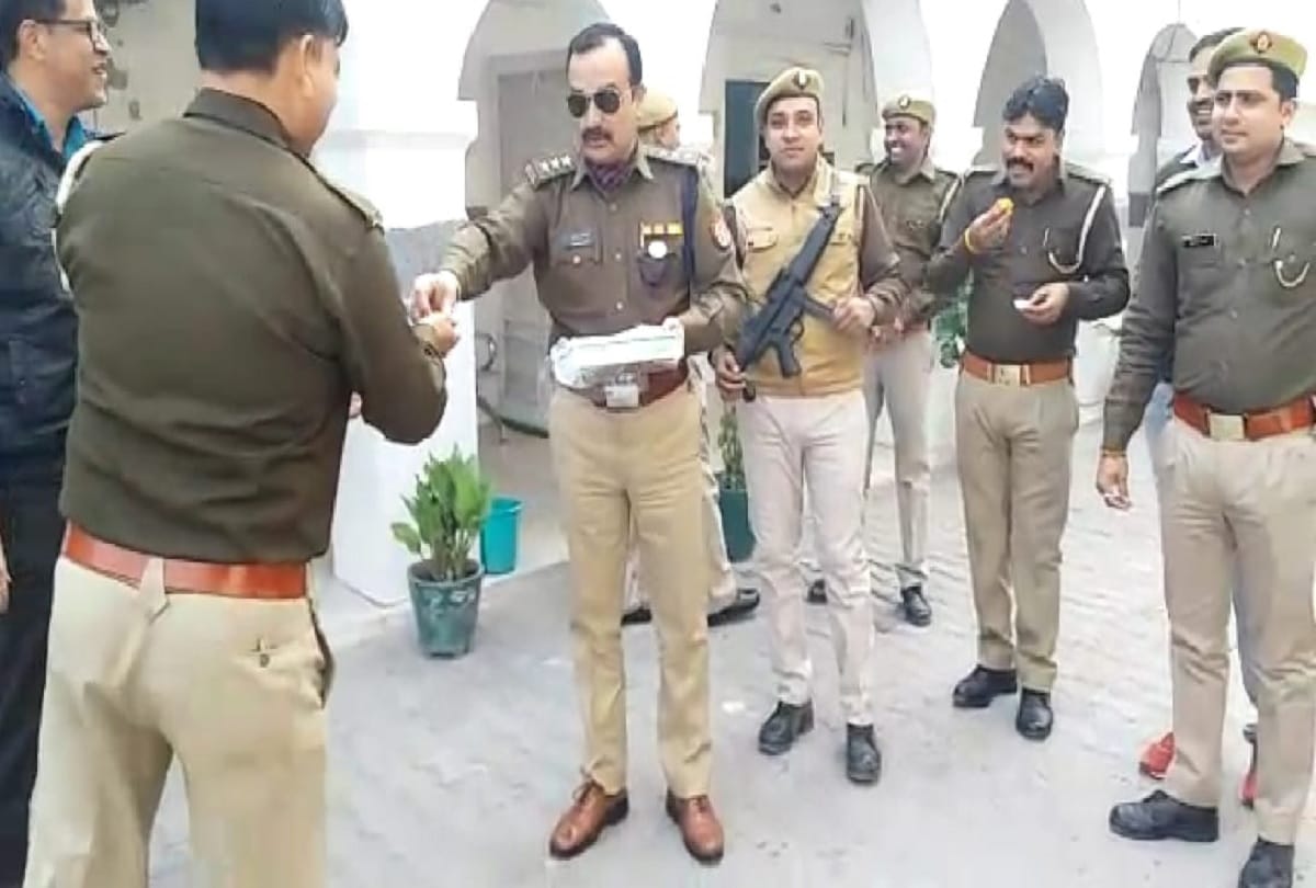 UP Police in Support of Hyderabad Encounter, Distributed Sweets