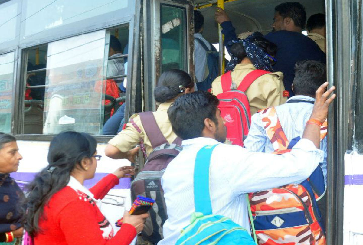 Woman Entry in City Bus Amar Ujala Live Agra