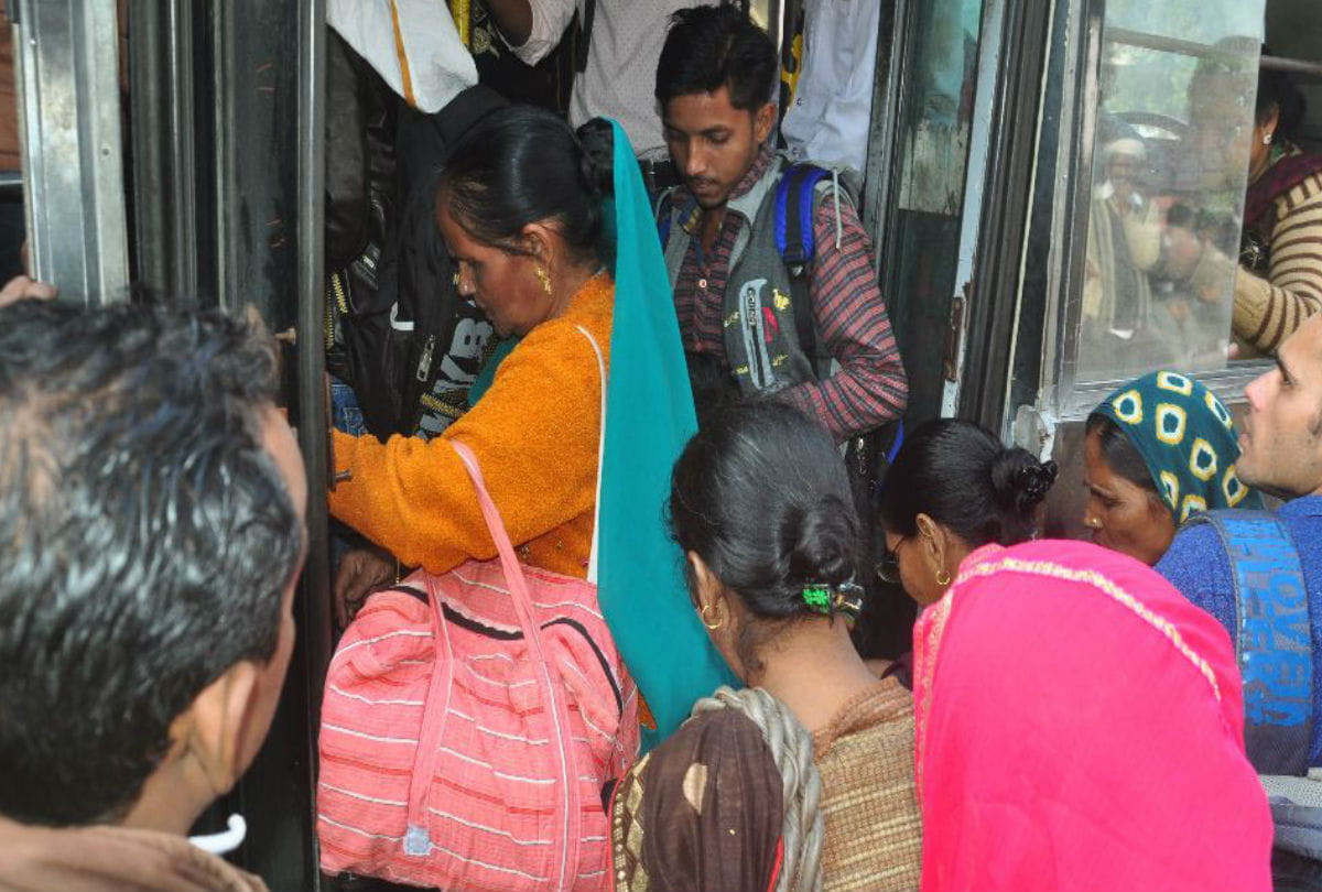 Woman Entry in City Bus Amar Ujala Live Agra