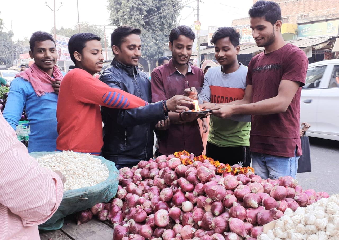 amazing! One kg of onion being given free for tattooing of Rs 560 in varanasi