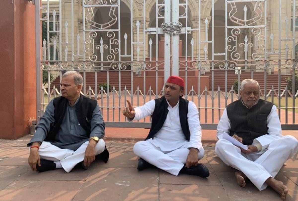 Unnao case: Akhilesh yadav sat on protest at assembly gate