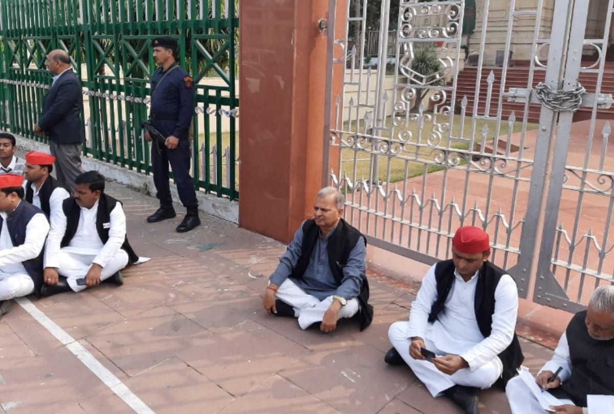 Unnao case: Akhilesh yadav sat on protest at assembly gate
