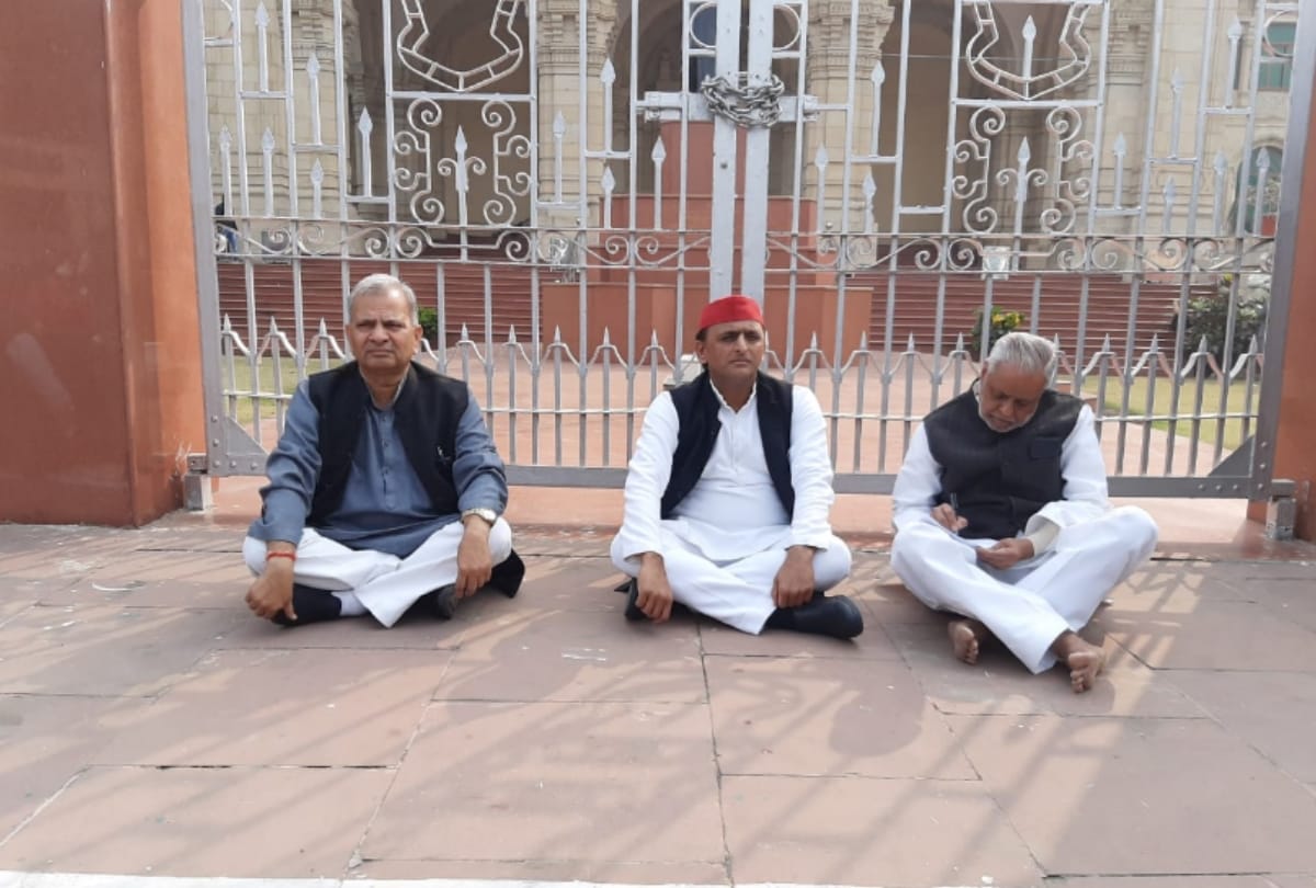 Unnao case: Akhilesh yadav sat on protest at assembly gate