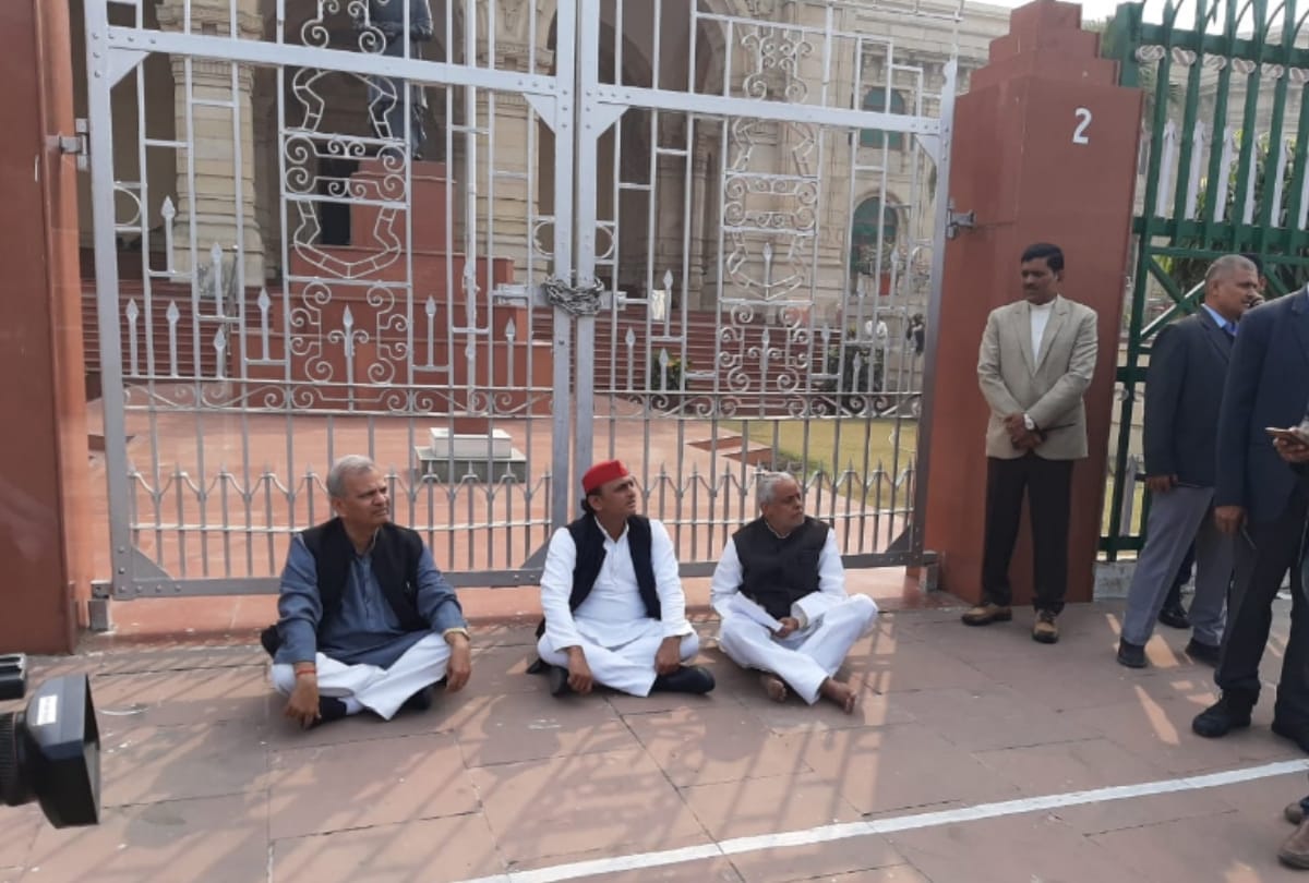 Unnao case: Akhilesh yadav sat on protest at assembly gate