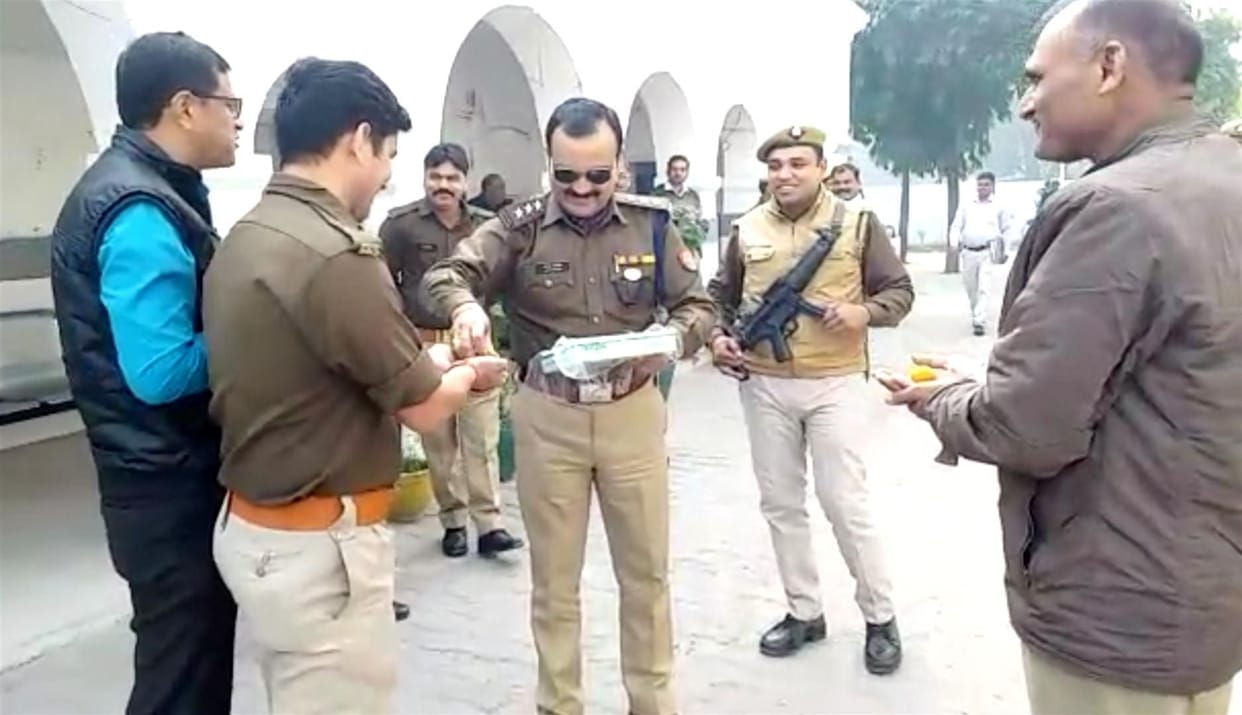 Hyderabad encounter: Aliagrh police Distributed sweets