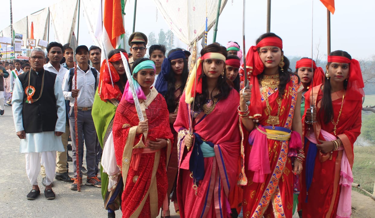The colorful opening of the festival took place from the bridge of Tamsa