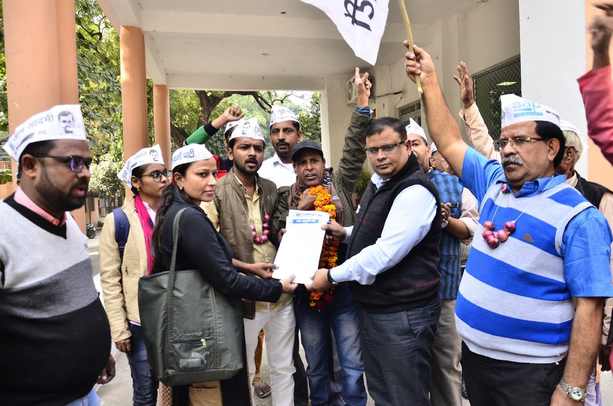 AAP workers, protest due to onion prices rising