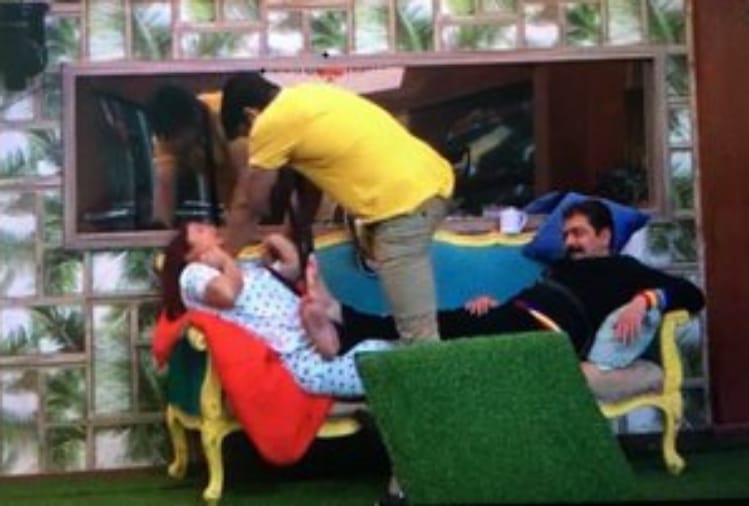 bigg boss 13 Simmran K Mundi reaction when sidharth shukla stangle shehnaaz