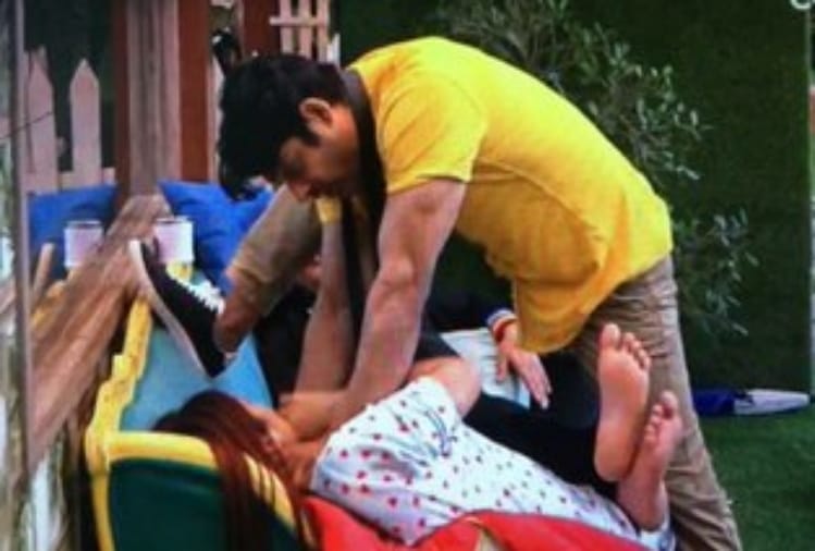 bigg boss 13 Simmran K Mundi reaction when sidharth shukla stangle shehnaaz