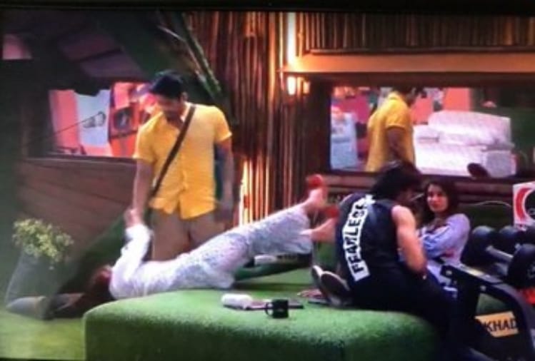 bigg boss 13 Simmran K Mundi reaction when sidharth shukla stangle shehnaaz
