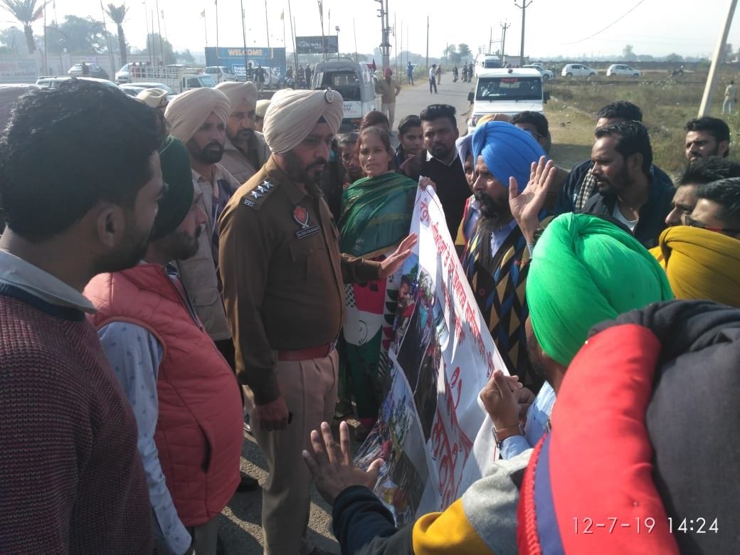 Protest against education minister in Bernala, DSP threatens teachers