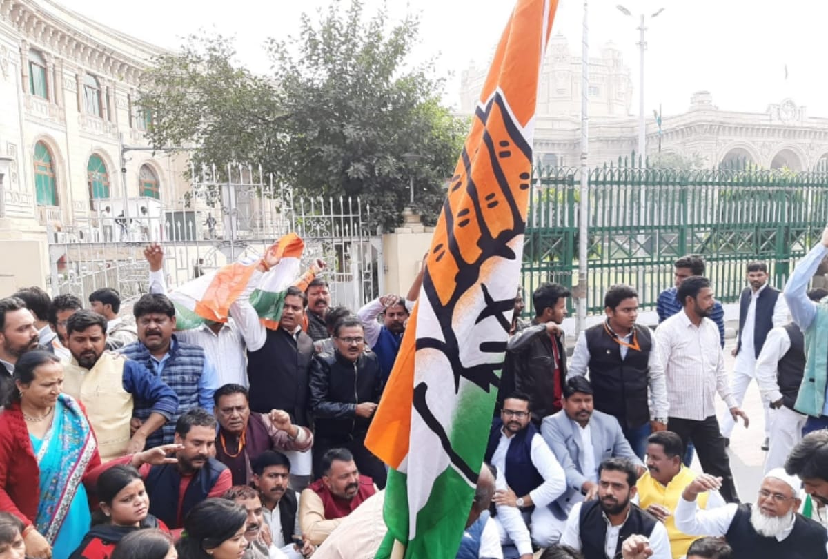 congress protest outside bjp office against unnao case.