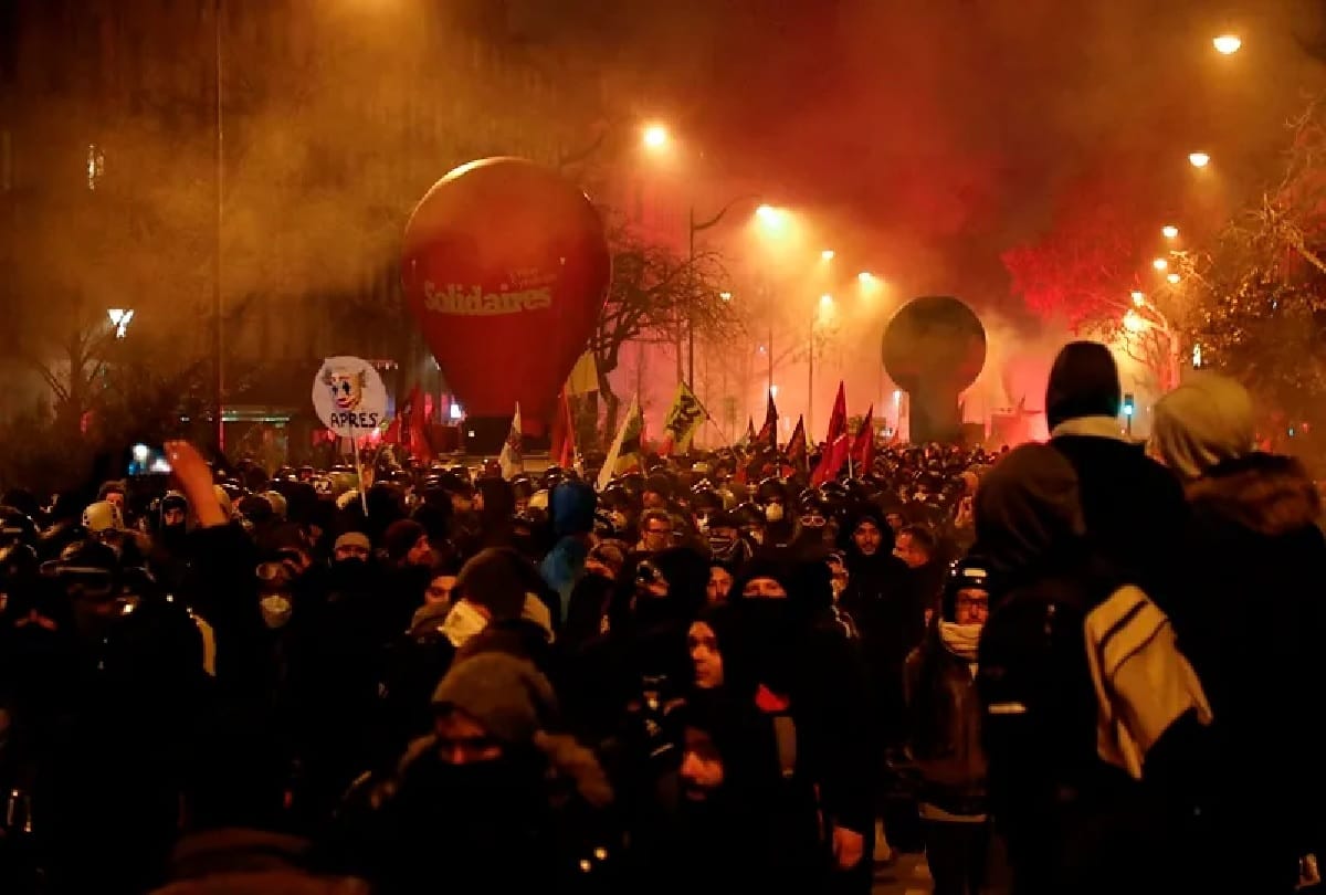 Strike against pension reforms,  huge number of workers take to the streets in france