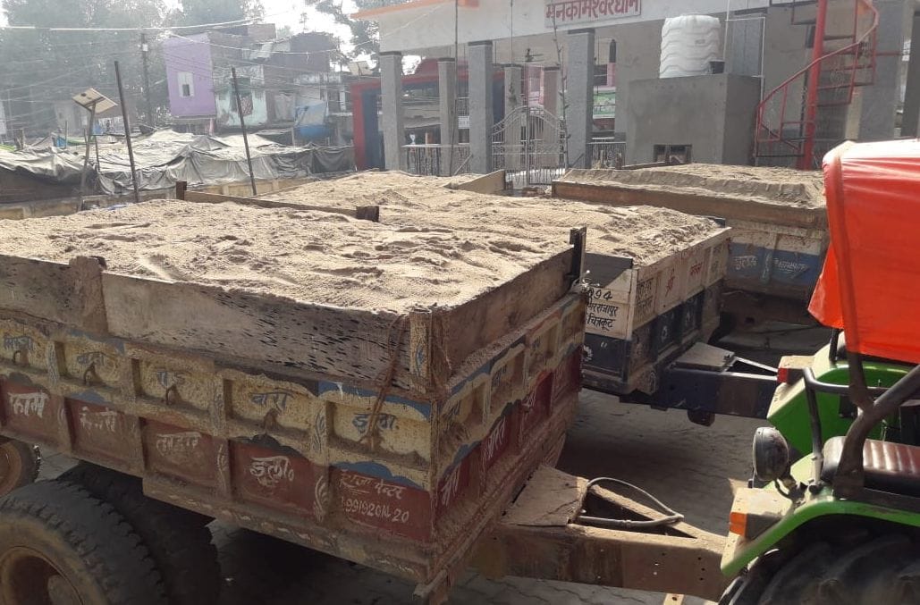 Illegal mining of sand caught on Malipur Ghat, two arrested