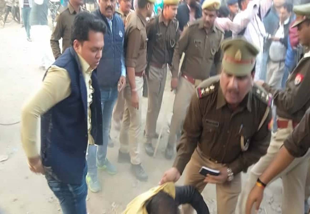 Attempts to stop Cabinet Minister Swami Prasad Maurya, police took action on Congressmen