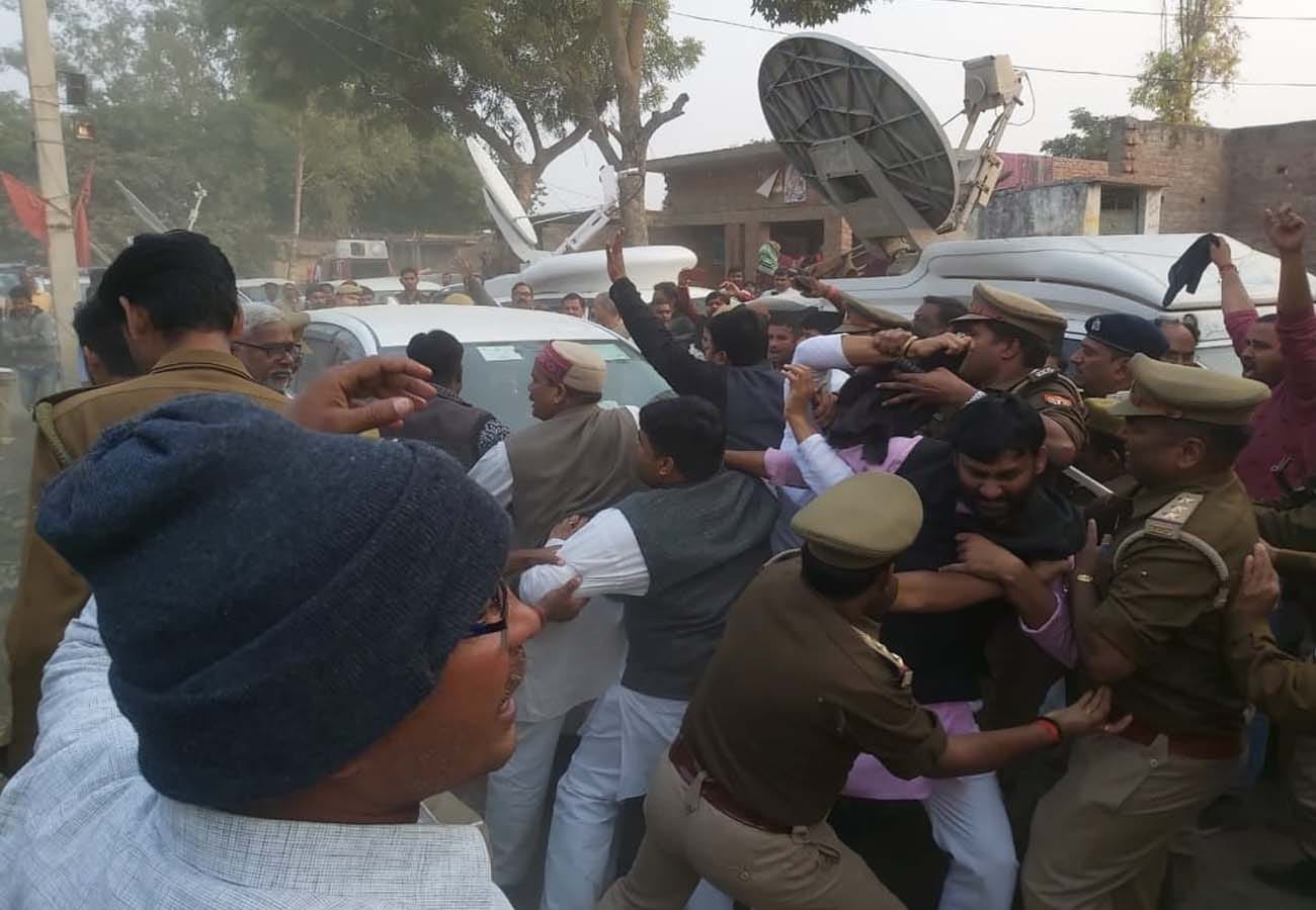 Attempts to stop Cabinet Minister Swami Prasad Maurya, police took action on Congressmen