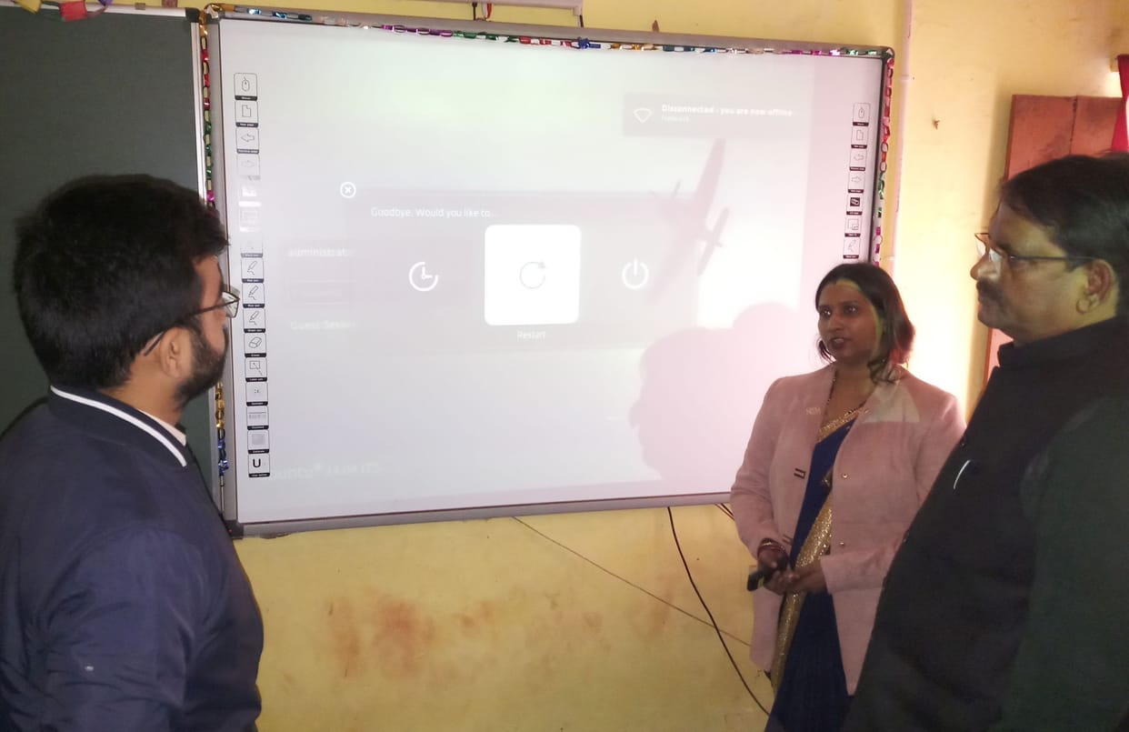Pathwaliya school gets smart class gift