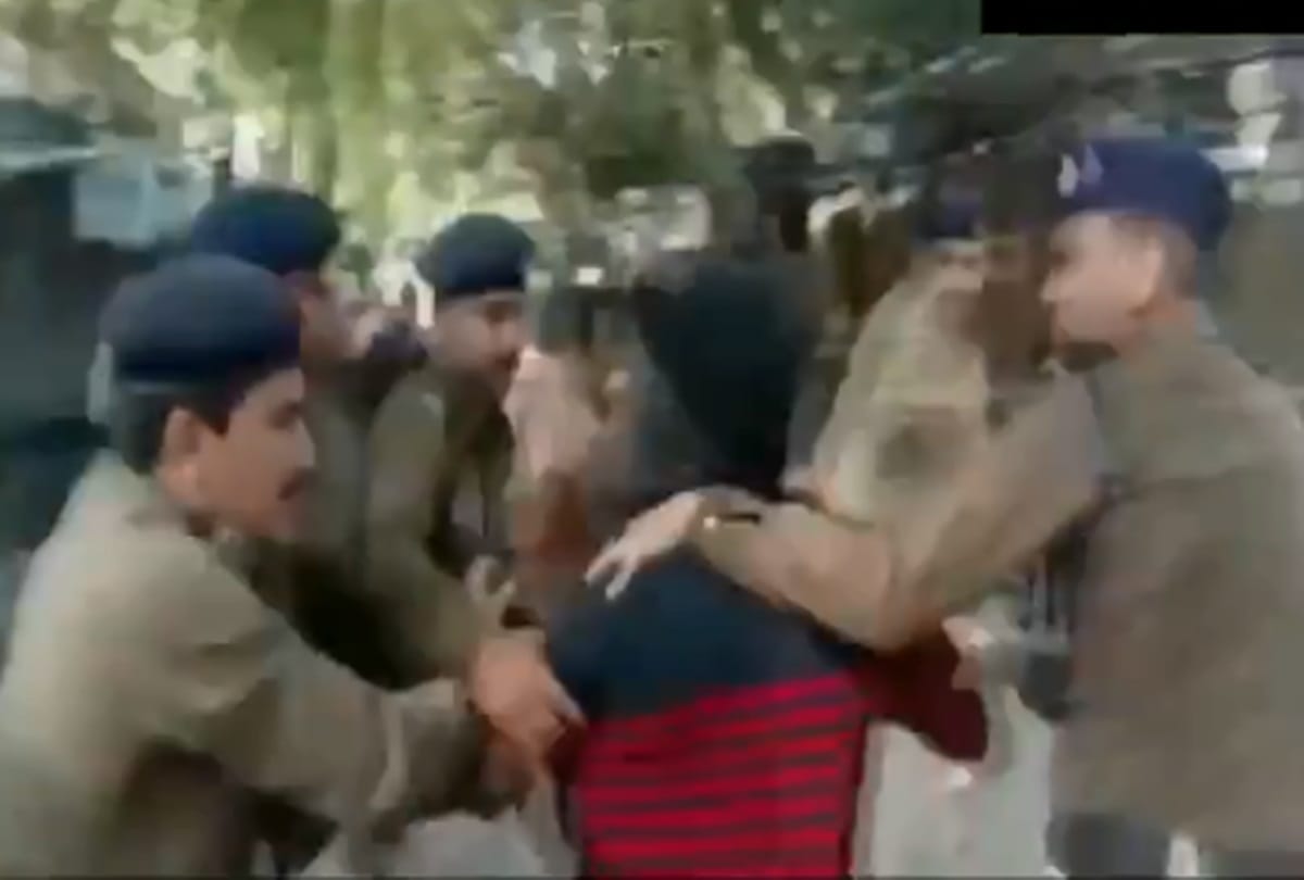 Indore Lawyers attempted to thrash an accused in Mhow minor girl misdeed case