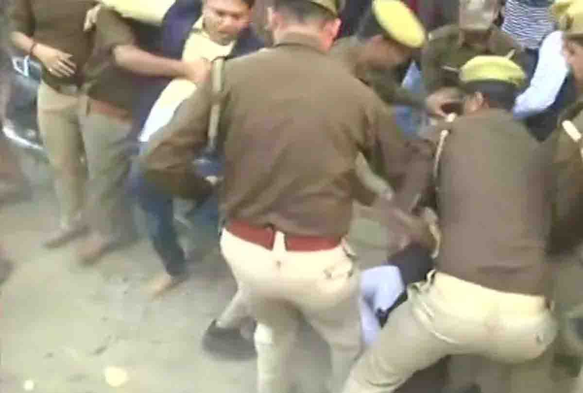 Attempts to stop Cabinet Minister Swami Prasad Maurya, police took action on Congressmen