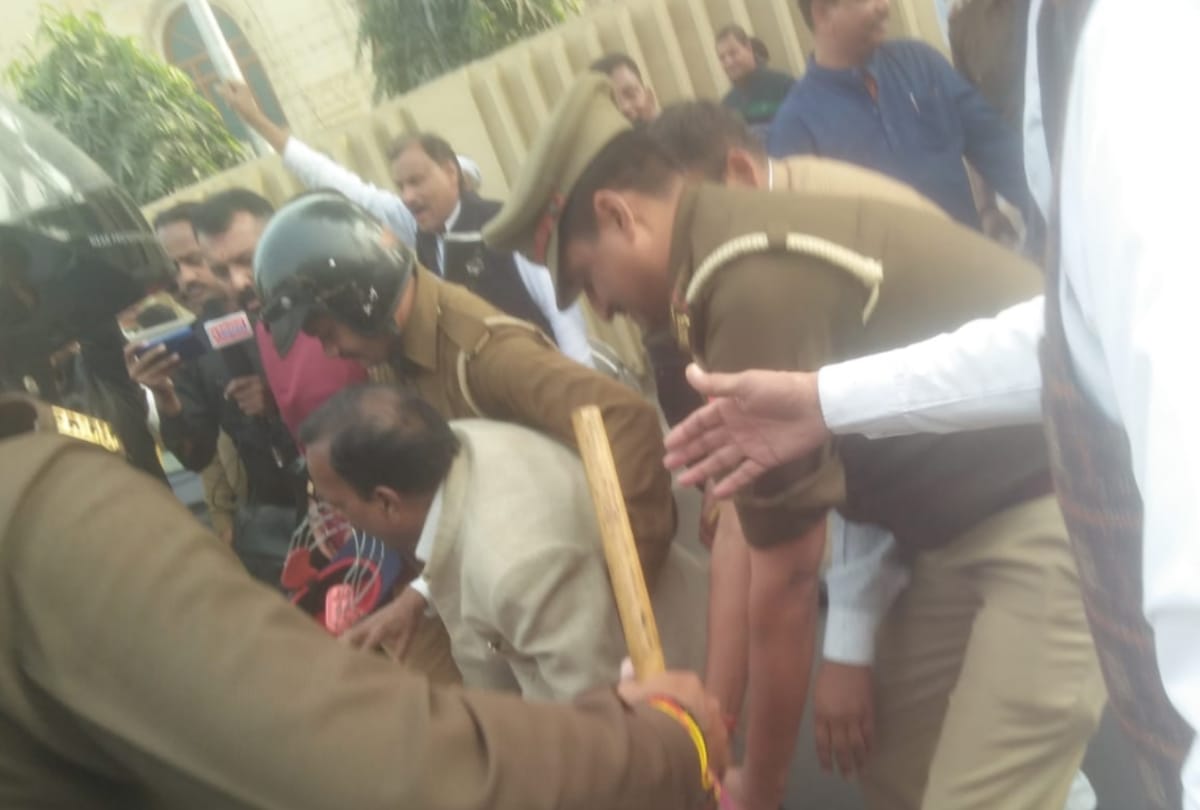 congress protest outside bjp office against unnao case.