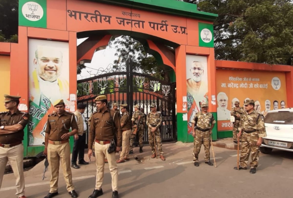 congress protest outside bjp office against unnao case.