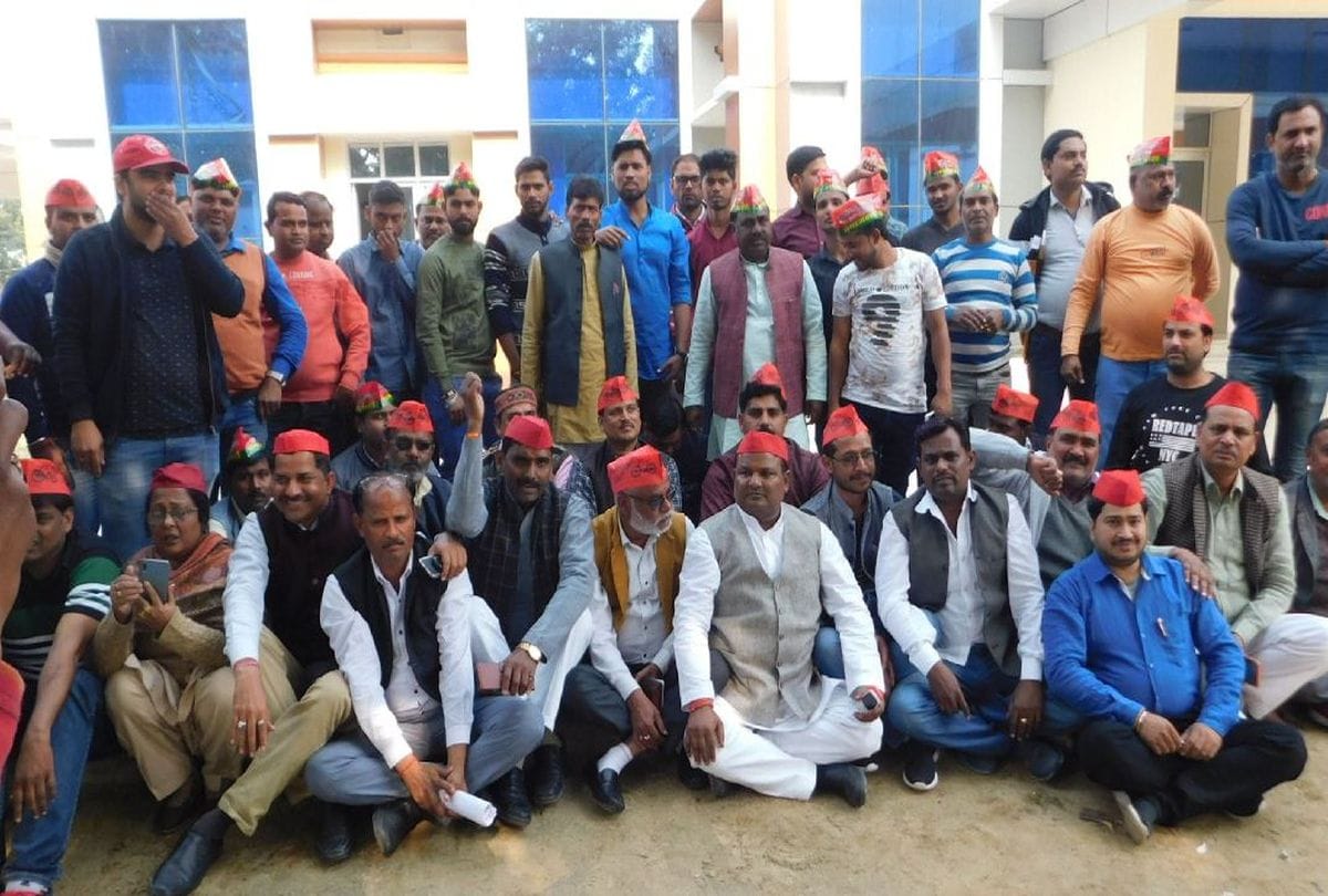 Unnao Case Samajwadi Party leaders protest against Yogi Adityanath Government in firozabad