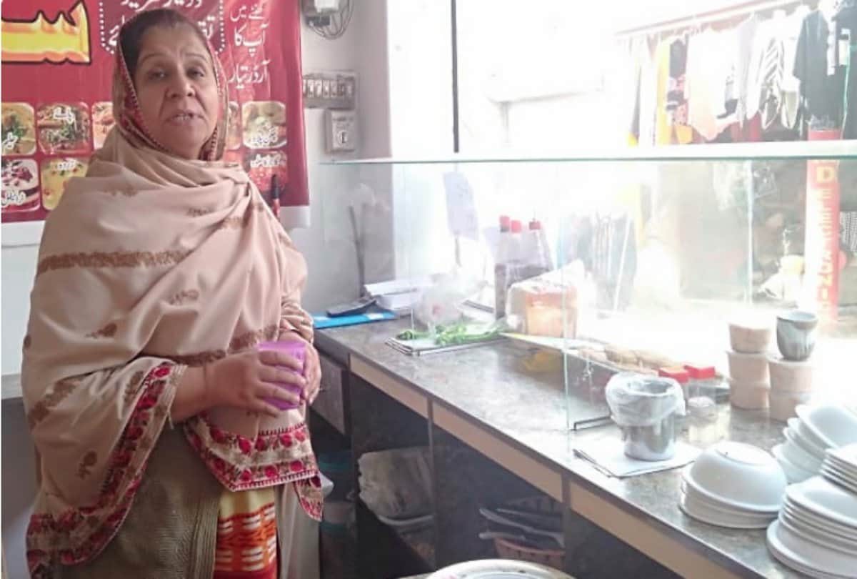 Pakistani filmmaker MA Rashid Daughter obligated to offer meals by road
