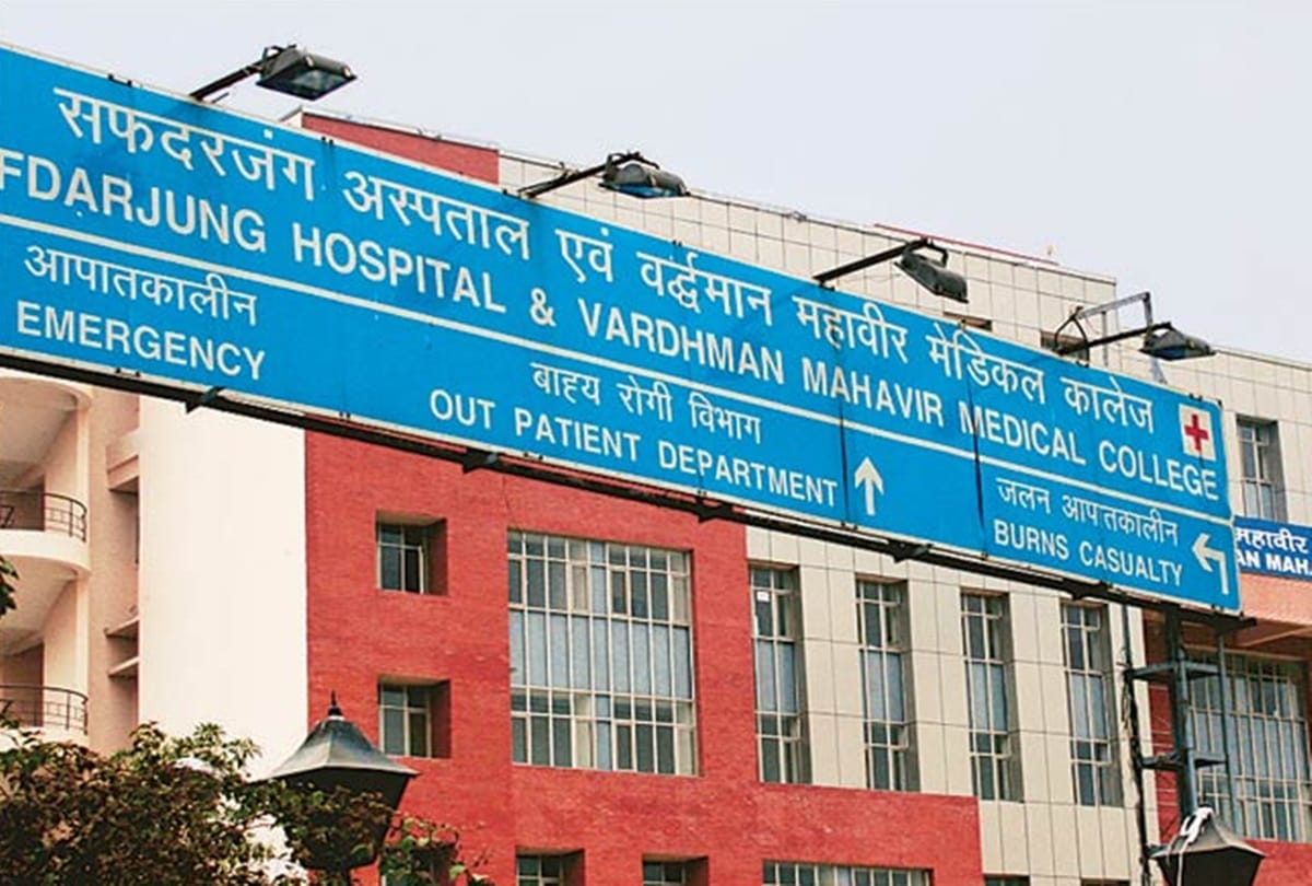 patient arm was broken doctor put plaster on elbow In delhi