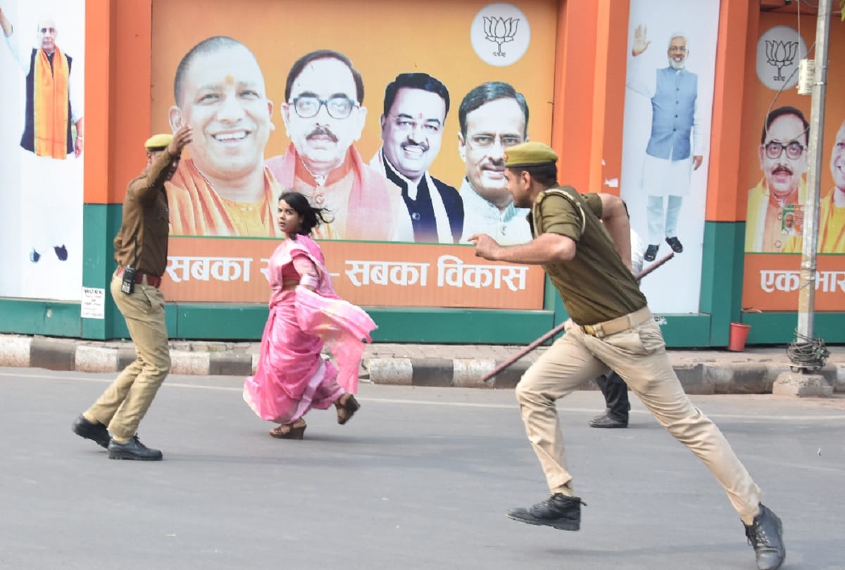 Lucknow SP leaders and Akhilesh Yadav protests against UP govt for Unnao case