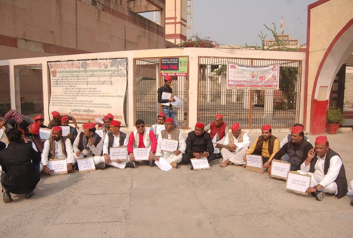 Unnao Case Samajwadi Party leaders protest against Yogi Adityanath Government in firozabad