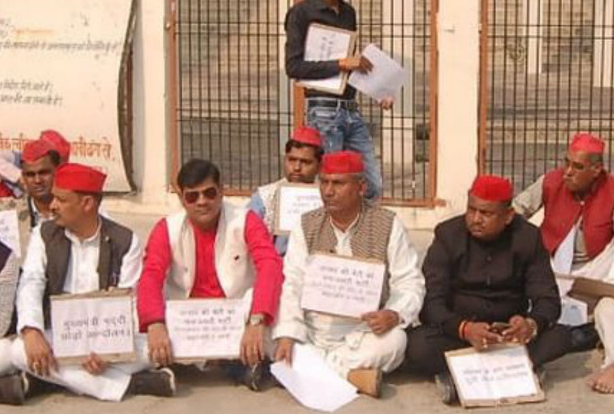 Unnao Case Samajwadi Party leaders protest against Yogi Adityanath Government in firozabad