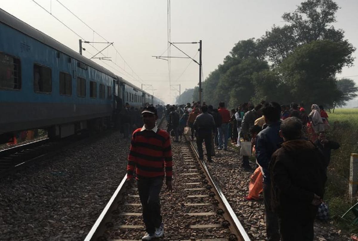 Taj Express wheel damaged Nizamuddin to Jhansi train stopped in Agra
