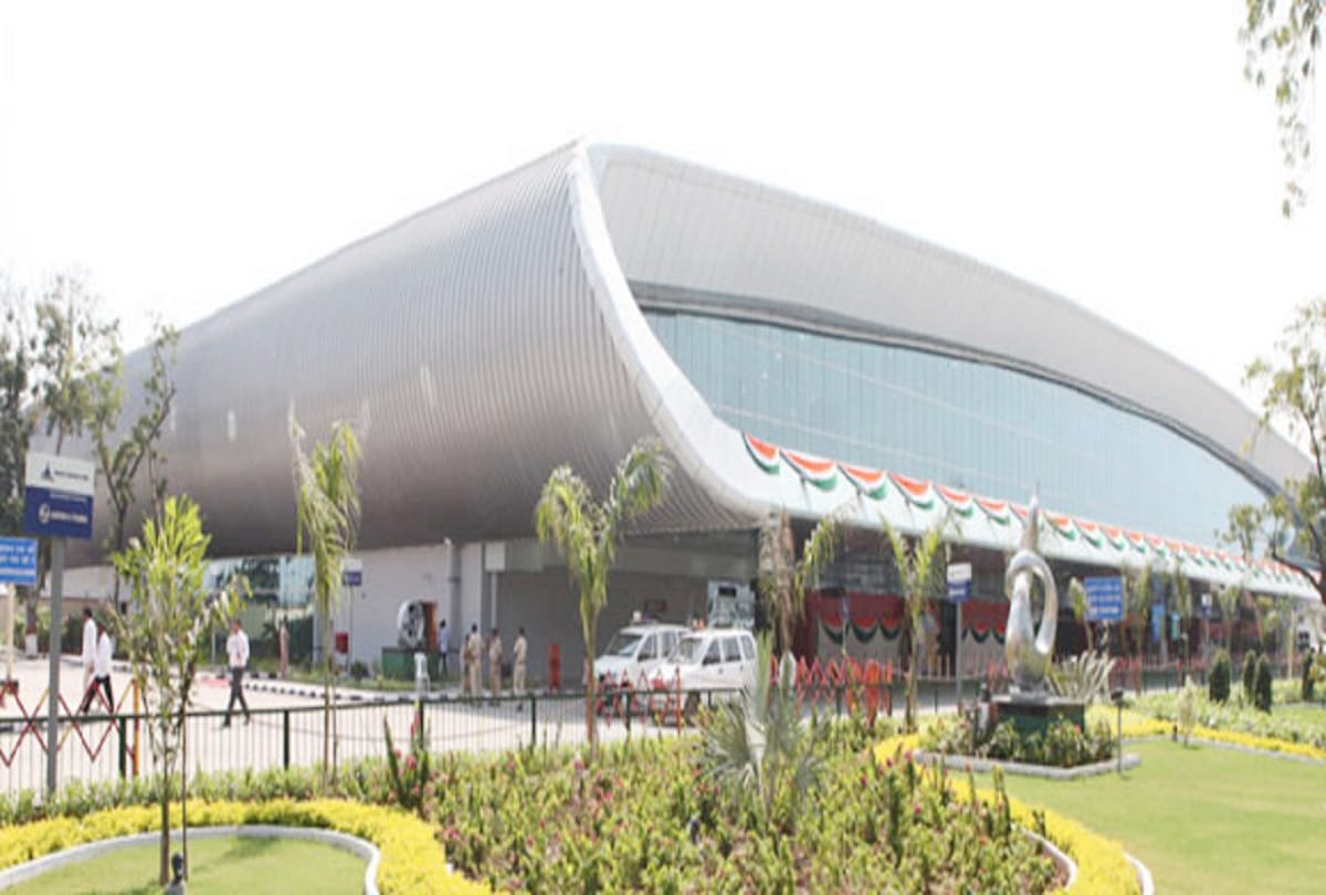 Gujarat Vadodara airport authority to reward for catching pigeons
