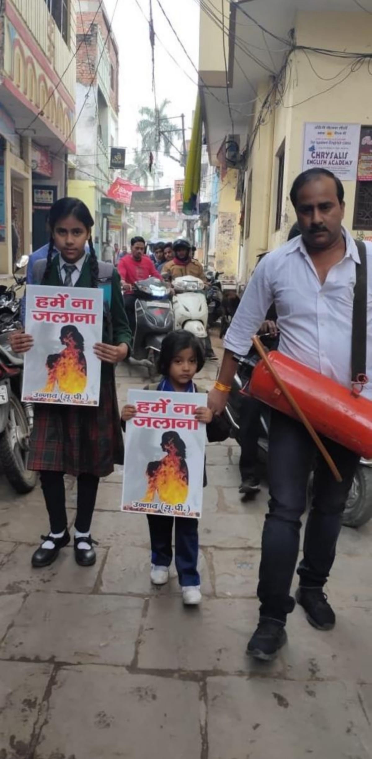 Former councilor who Agnishanam Yantra in hand take daughter to school wrote 'Don't burn us varanasi