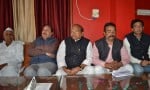 बलरामपुर में प्रेसवार्ता को संबोधित करते जिला प्रभारी एवं पूर्व विधायक राम जियावन व अन्य।
