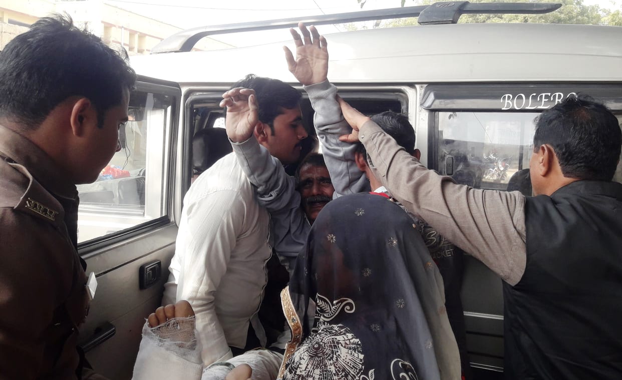 Hathras: Person threatens to kill himself, commotion at police station for not catching accused