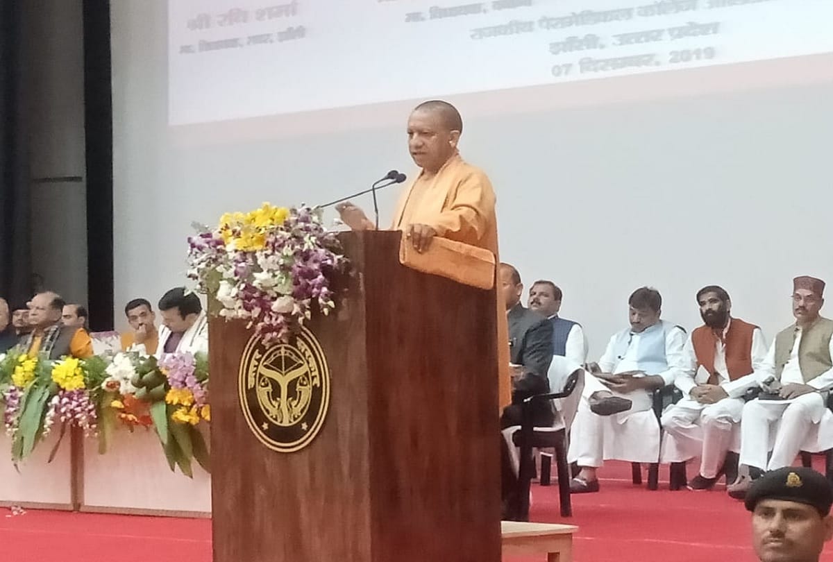 CM Yogi Adityanath targets Samajwadi Party in Jhansi