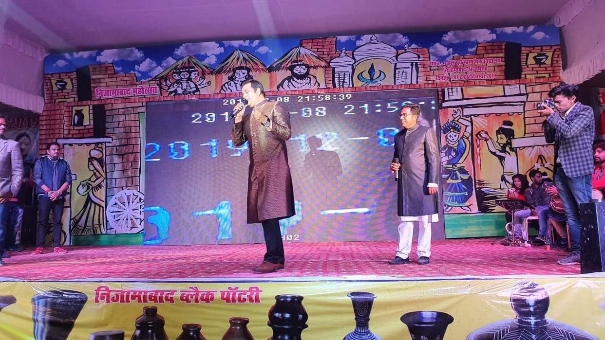Actor and singer Ravi Kishan entertained the audience with songs.