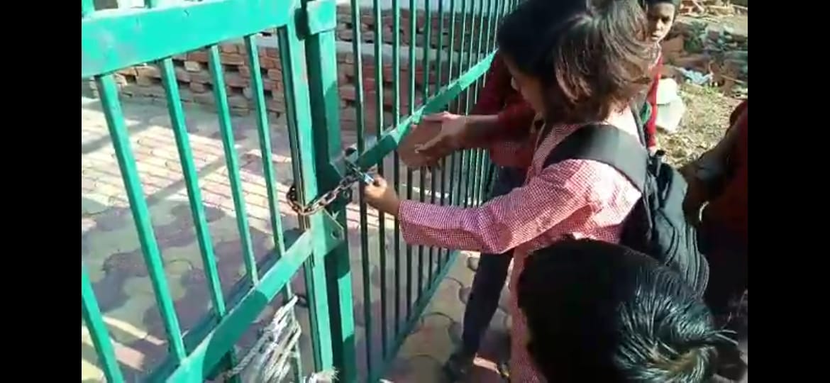Children were admitted to break the lock of primary school