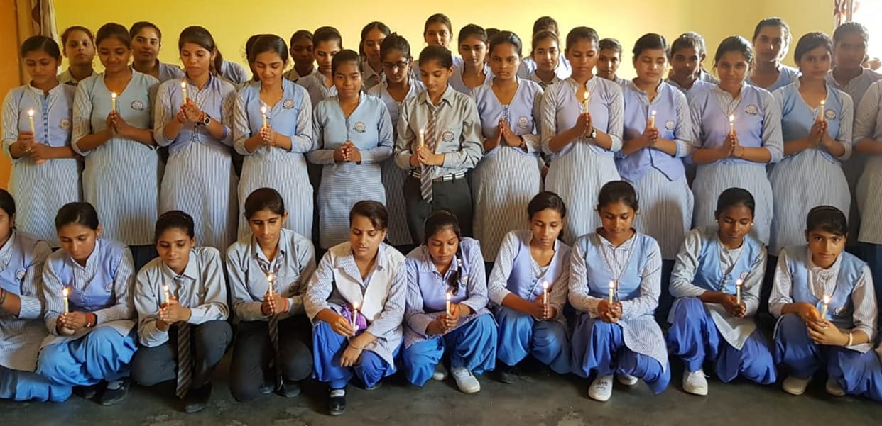 Schoolgirls rush for mourning over the death of Unnao gang rape victim