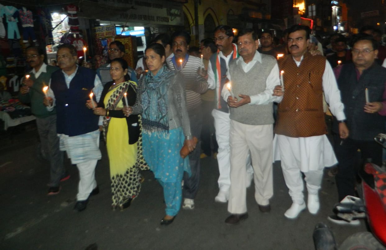 Unnao scandal: Congress takes out candle march to get justice