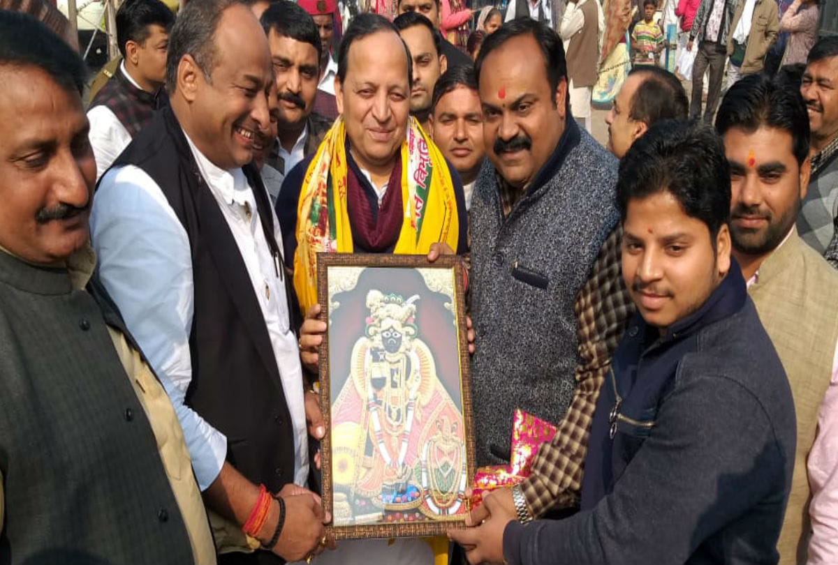 Bjp Rajya sabha Member Arun Singh Reach Banke Bihari Mandir