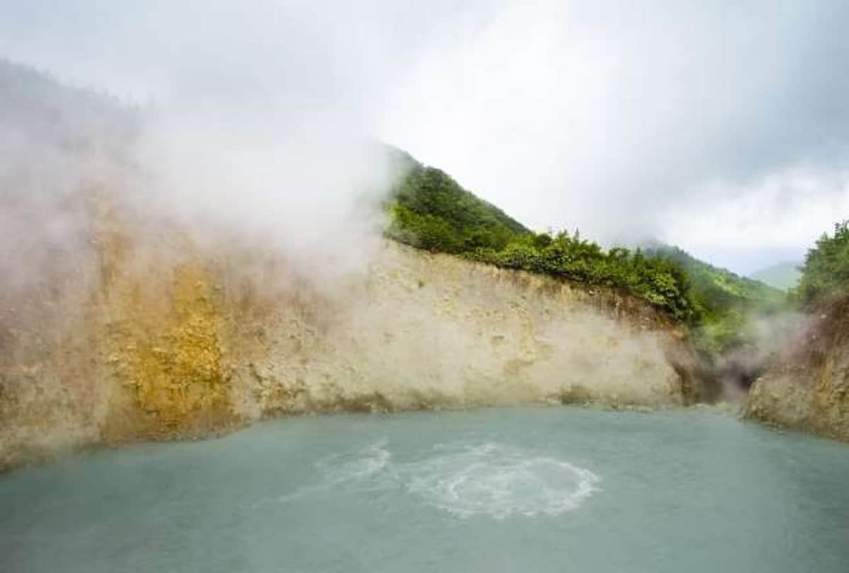 Natron Lake mysterious lake of Tanzania, whose water turns anyone in stone