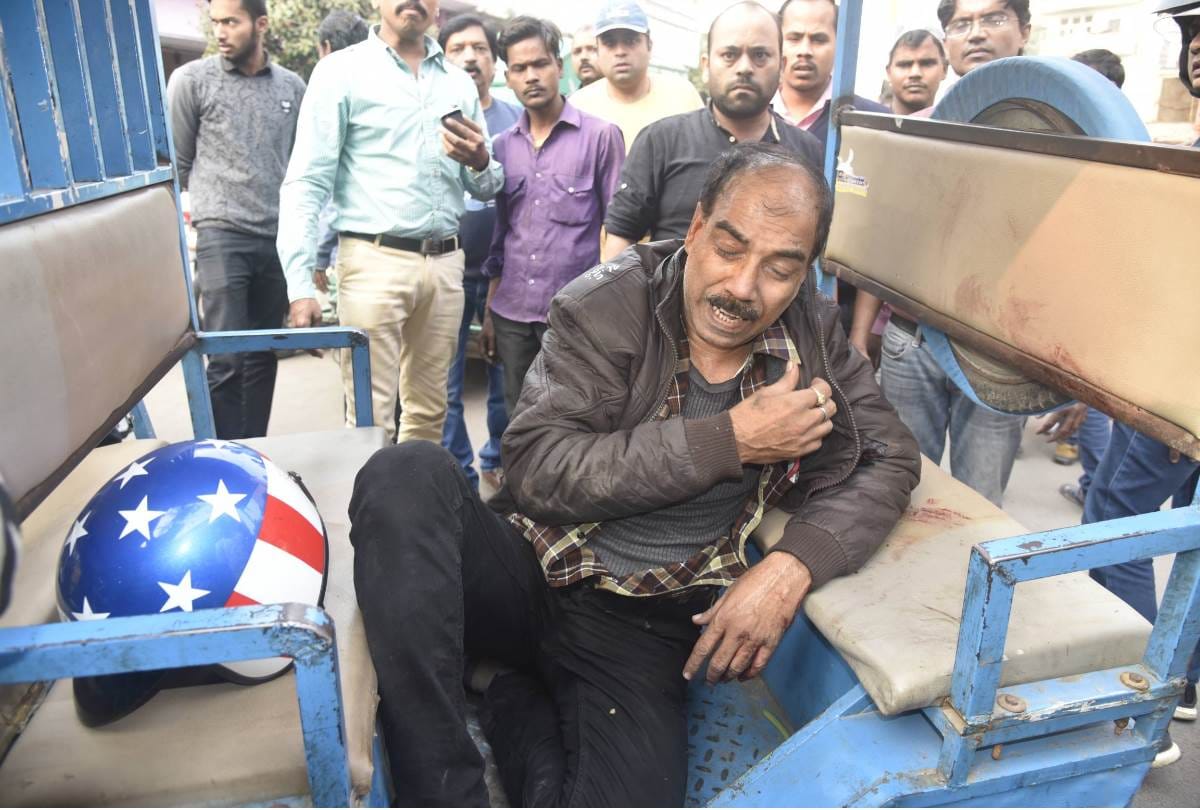 goons shot a businessman in lucknow, looted 12 lakhs.