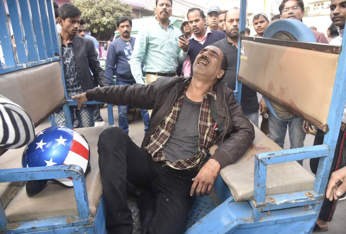 goons shot a businessman in lucknow, looted 12 lakhs.