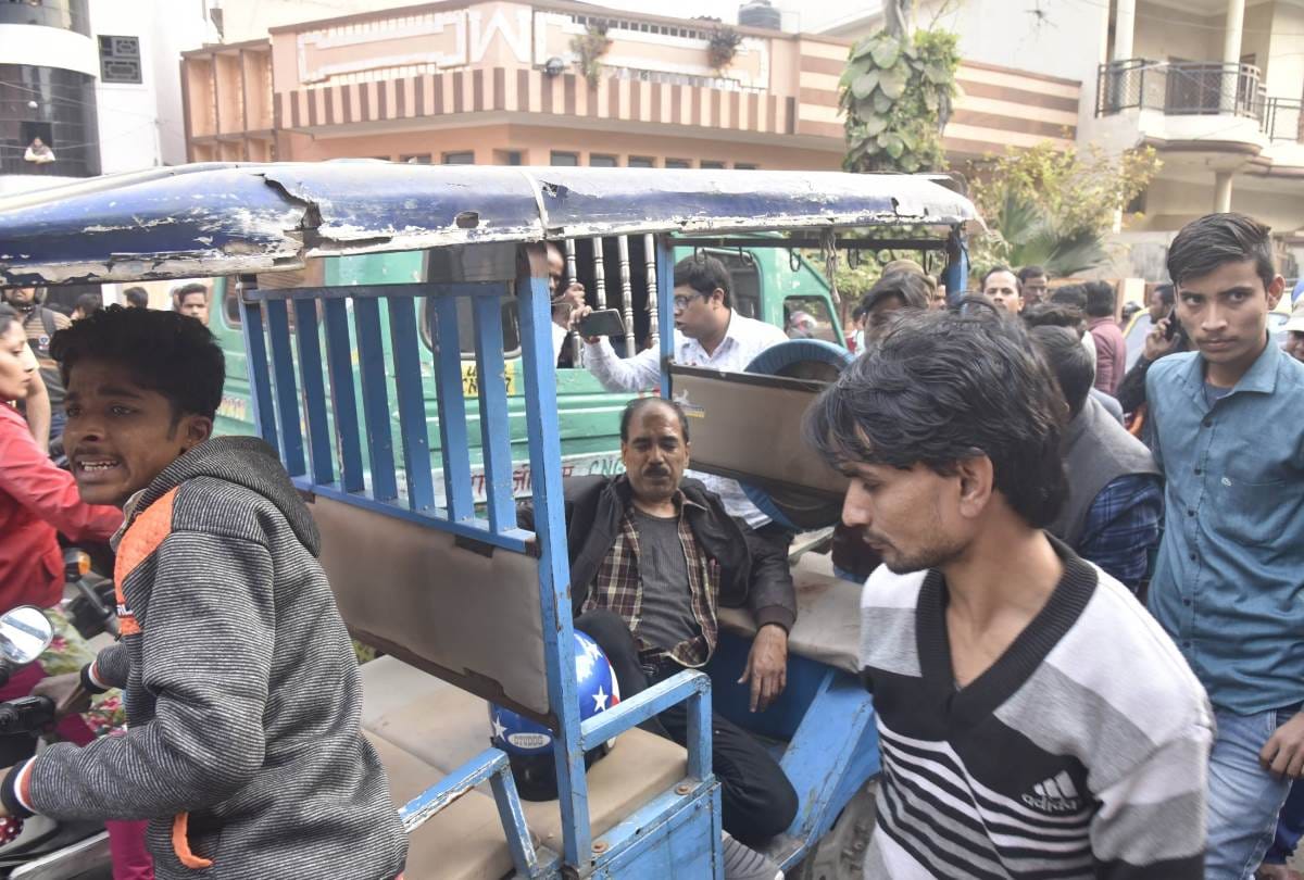 goons shot a businessman in lucknow, looted 12 lakhs.
