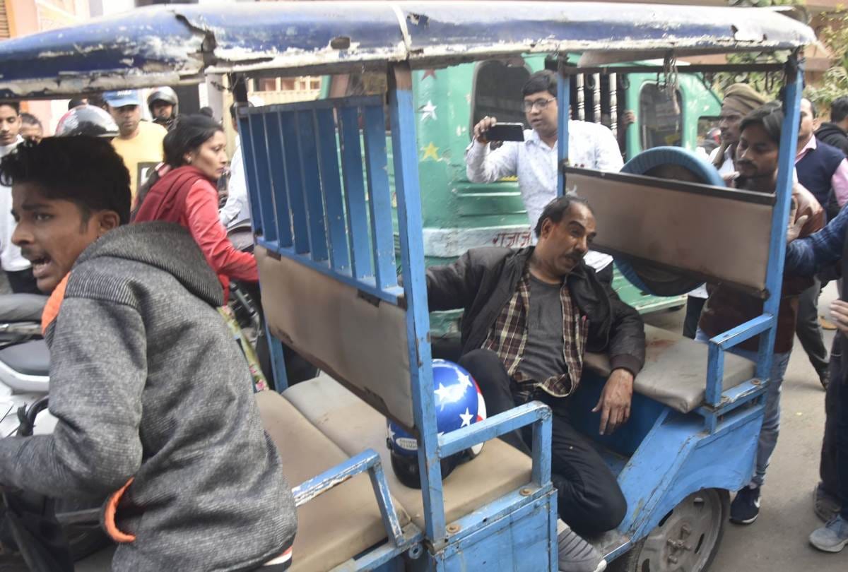 goons shot a businessman in lucknow, looted 12 lakhs.